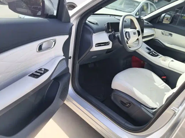 Geely Galaxy Starship 7 EM-i — Фото автомобиля 15