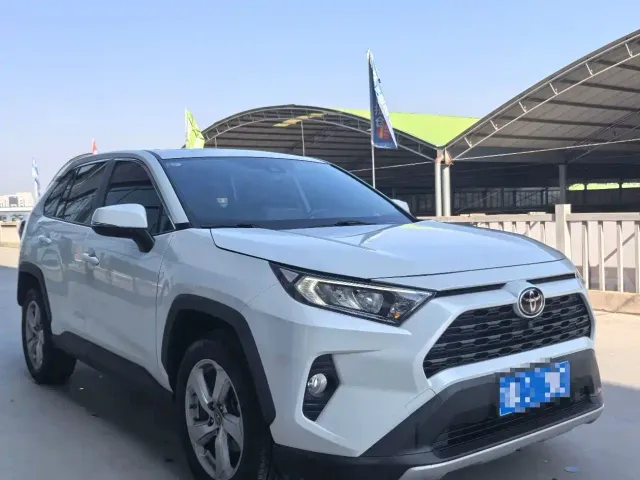 Toyota RAV4 — Фото автомобиля 3