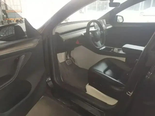 Tesla Model Y — Фото автомобиля 15