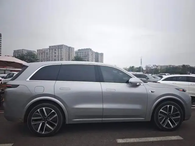 Li Auto L8 — Фото автомобиля 9