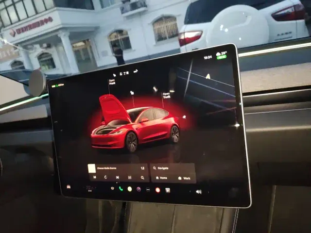 Tesla Model 3 — Фото автомобиля 20