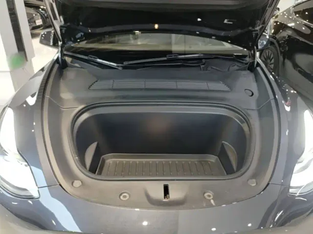 Tesla Model Y — Фото автомобиля 19
