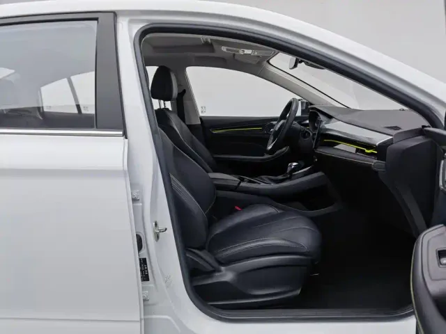 Roewe i5 — Фото автомобиля 23