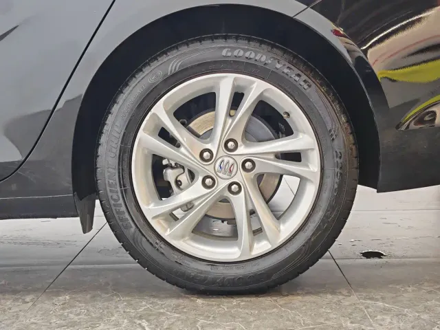 Buick Regal — Фото автомобиля 9