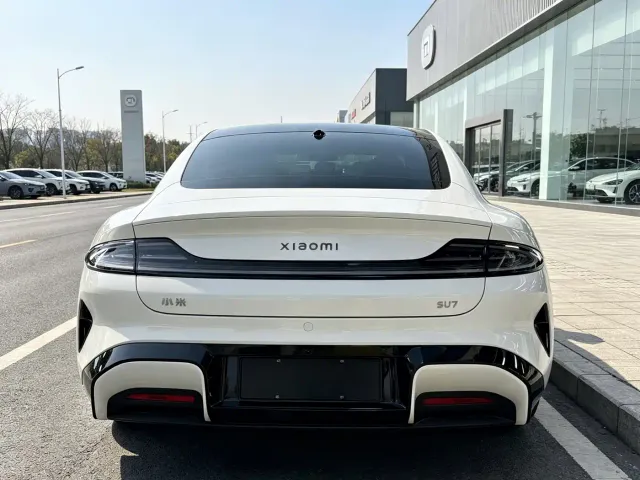 Xiaomi SU7 — Фото автомобиля 10