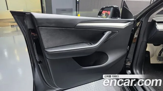 Tesla Model Y — Фото автомобиля 13