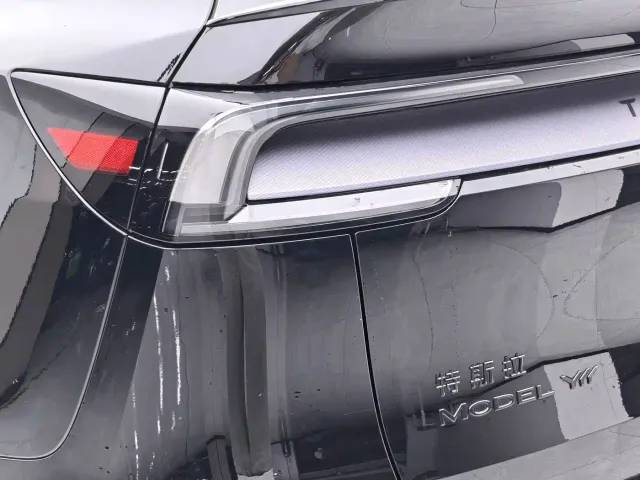 Tesla Model Y L — Фото автомобиля 8