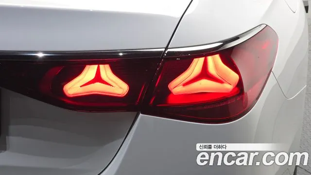 Mercedes-Benz E-Class — Фото автомобиля 23