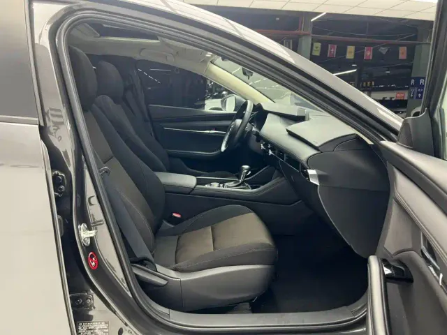 Mazda Axela — Фото автомобиля 15
