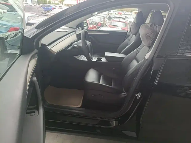 Tesla Model Y — Фото автомобиля 15