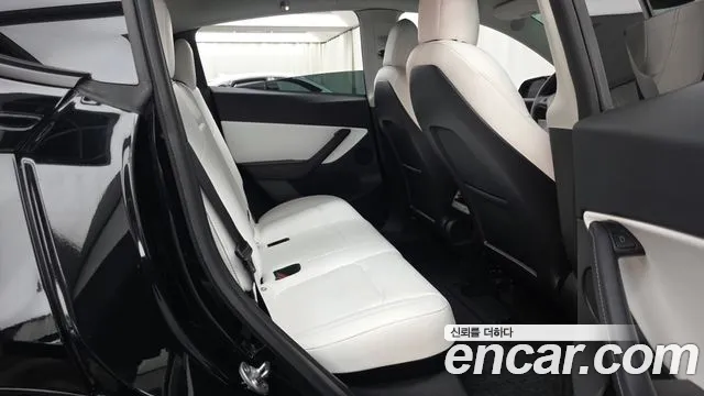 Tesla Model Y — Фото автомобиля 12
