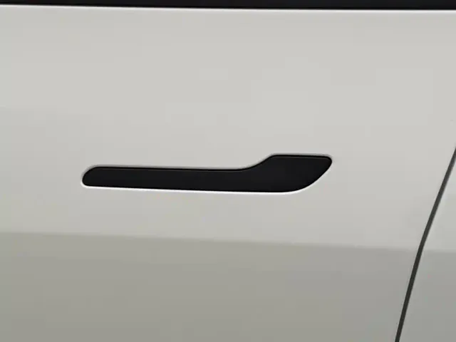 Tesla Model Y — Фото автомобиля 18
