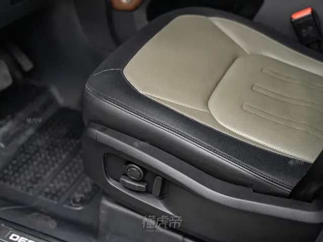 Land Rover Defender — Фото автомобиля 15