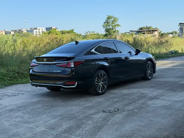 Lexus ES — Фото автомобиля 13