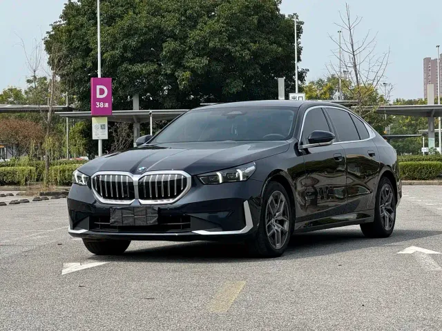Фотография автомобиля — BMW 5 Series
