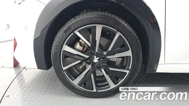 Peugeot 208 — Фото автомобиля 5