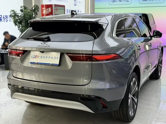 Jaguar F-Pace — Фото автомобиля 10
