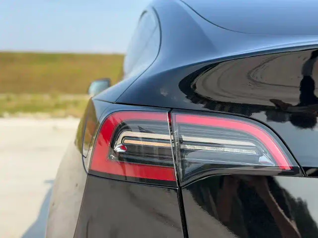 Tesla Model Y — Фото автомобиля 16