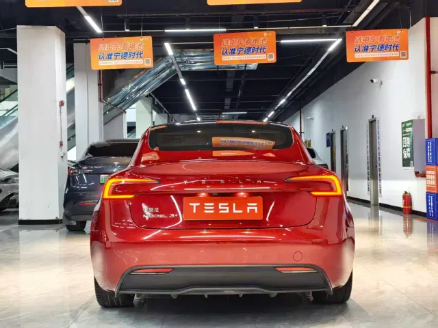 Tesla Model 3 — Фото автомобиля 8