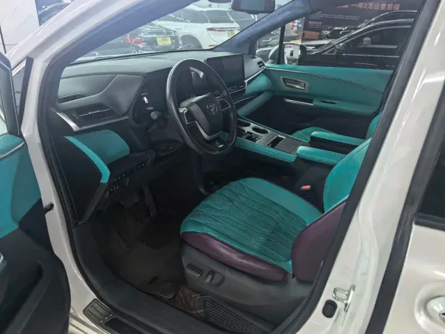 Toyota Sienna — Фото автомобиля 3