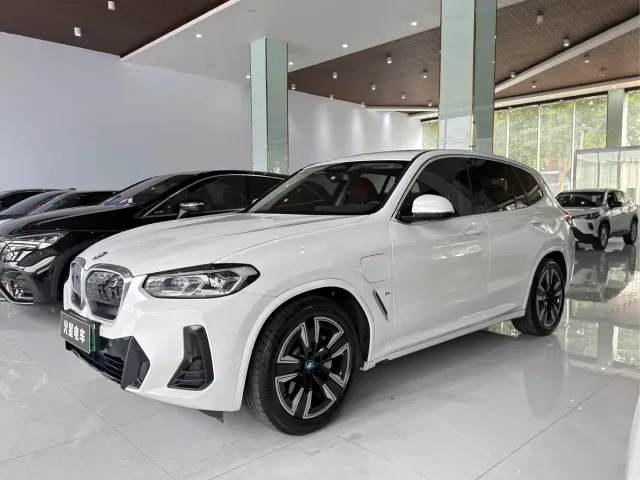 BMW iX3 — Фото автомобиля 3