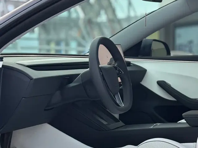 Tesla Model 3 — Фото автомобиля 4