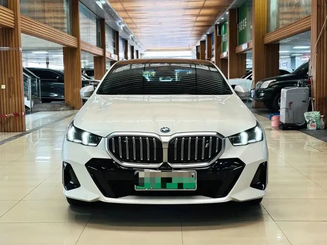 BMW i5 — Фото автомобиля 2