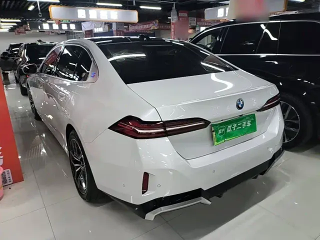 BMW i5 — Фото автомобиля 4