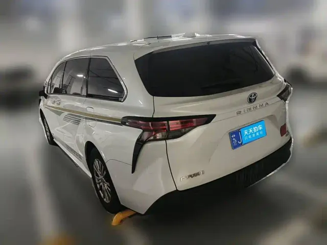 Toyota Sienna — Фото автомобиля 5