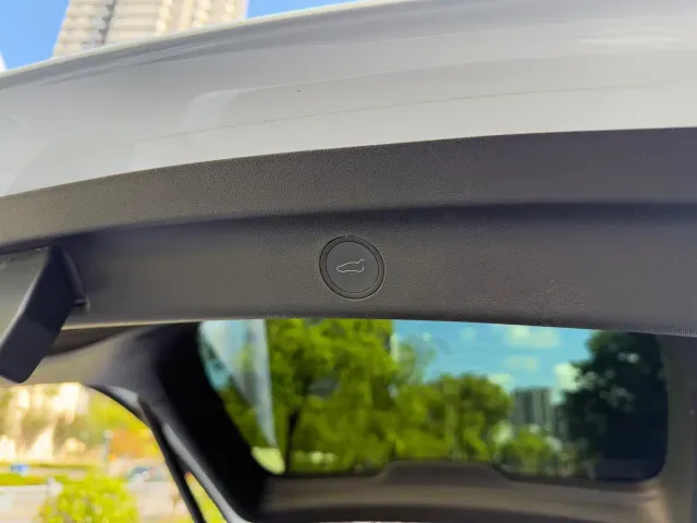 Tesla Model Y — Фото автомобиля 18