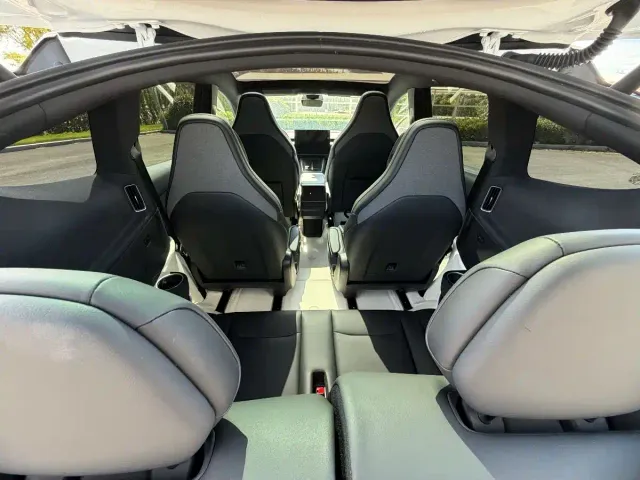 Tesla Model Y L — Фото автомобиля 14