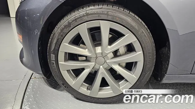 Tesla Model 3 — Фото автомобиля 5
