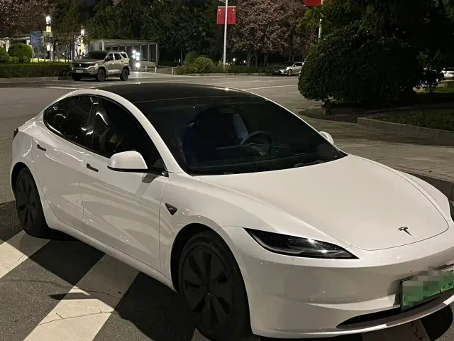 Tesla Model 3 — Фото автомобиля 2