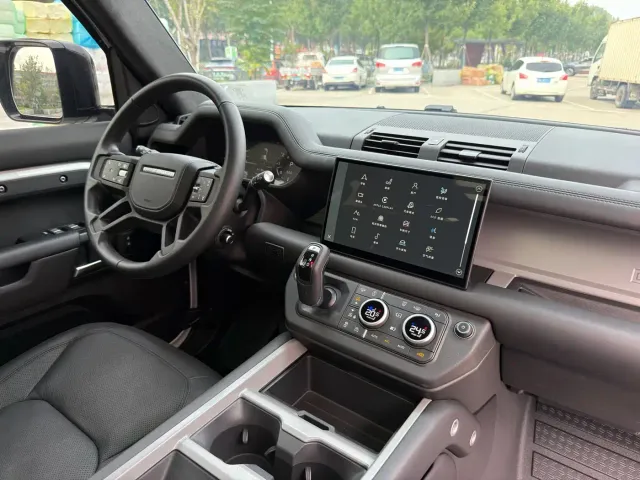 Land Rover Defender — Фото автомобиля 13
