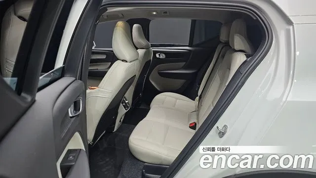 Volvo XC40 — Фото автомобиля 12