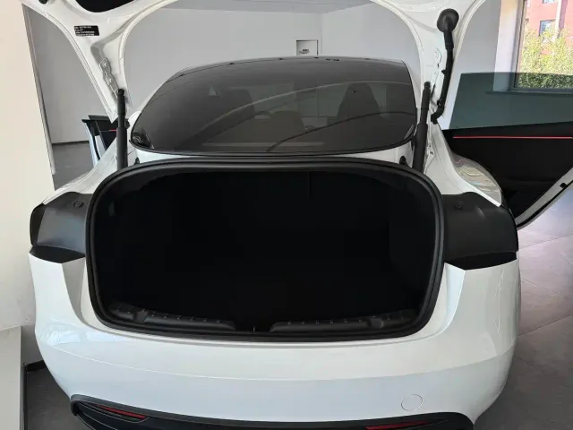 Tesla Model 3 — Фото автомобиля 8