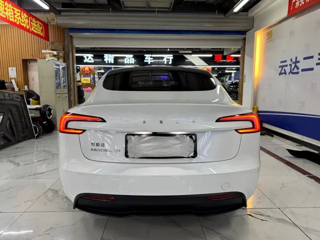 Tesla Model 3 — Фото автомобиля 7
