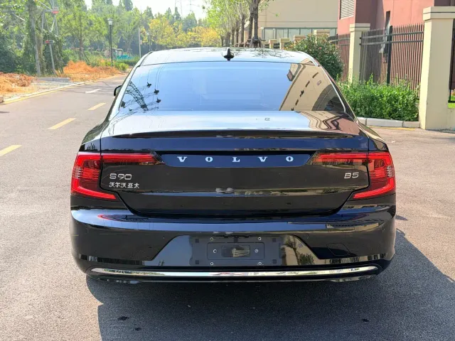 Volvo Volvo S90 2022 B5 Momentum Luxury Edition — Фото автомобиля 8