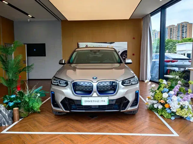 BMW iX3 — Фото автомобиля 2
