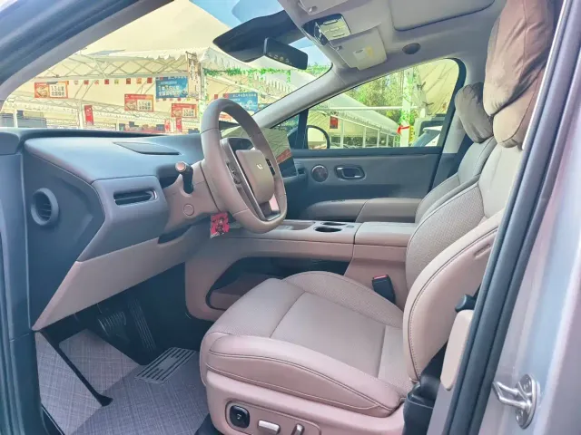 Li Auto i8 — Фото автомобиля 6