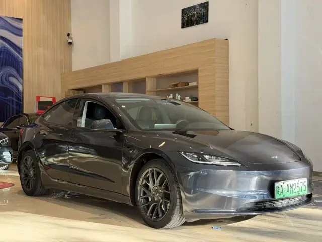 Tesla Model 3 — Фото автомобиля 3
