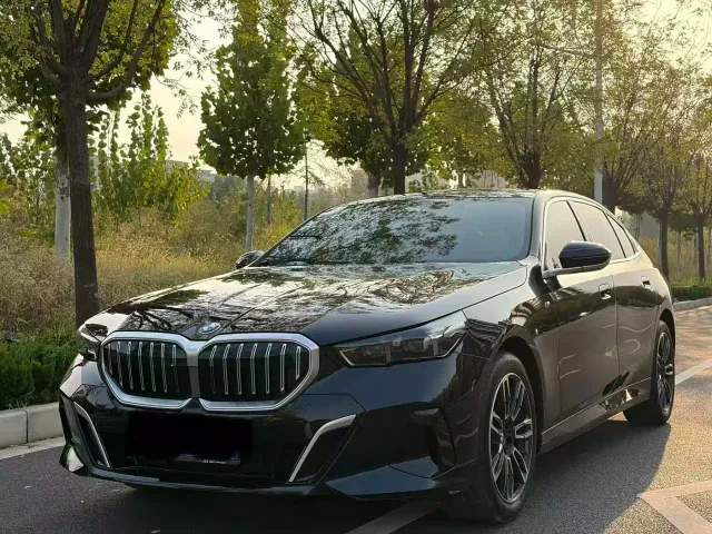 Фотография автомобиля — BMW 5 Series