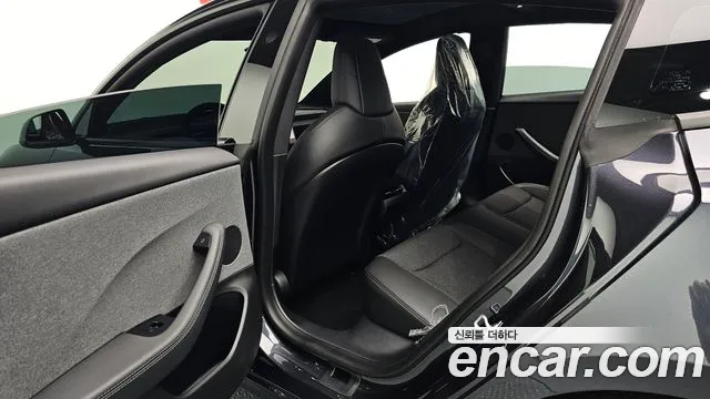 Tesla Model 3 — Фото автомобиля 16