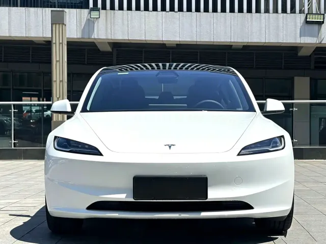 Tesla Model 3 — Фото автомобиля 2