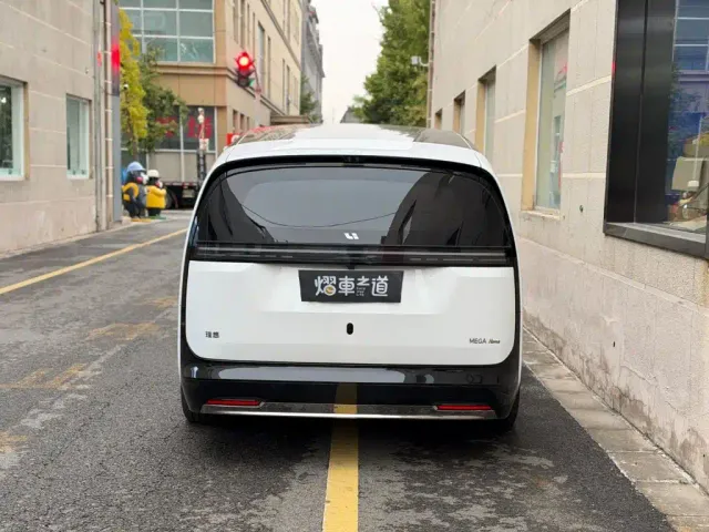 Li Auto MEGA — Фото автомобиля 4