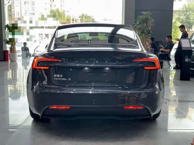 Tesla Model 3 — Фото автомобиля 9
