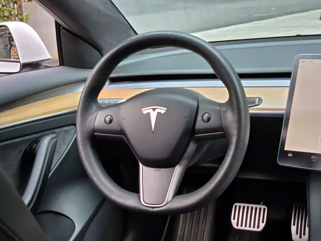 Tesla Model 3 — Фото автомобиля 10