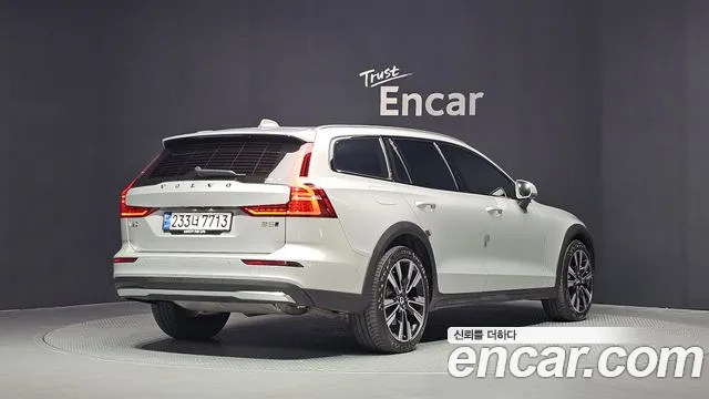 Вольво V60 V60 Cross Country 2 поколение B5 Ultimate AWD — Фото автомобиля 2