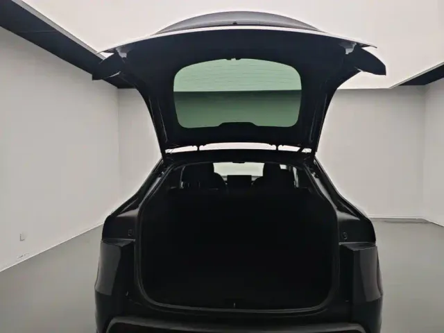 Tesla Model Y — Фото автомобиля 18