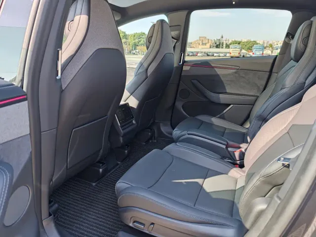 Tesla Model Y L — Фото автомобиля 5